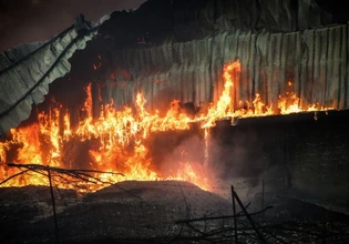 Ωραιόκαστρο: «Θάβουν» τη φωτιά για να περιορίσουν το τοξικό νέφος – Τρεις επιχειρήσεις κάηκαν ολοσχερώς