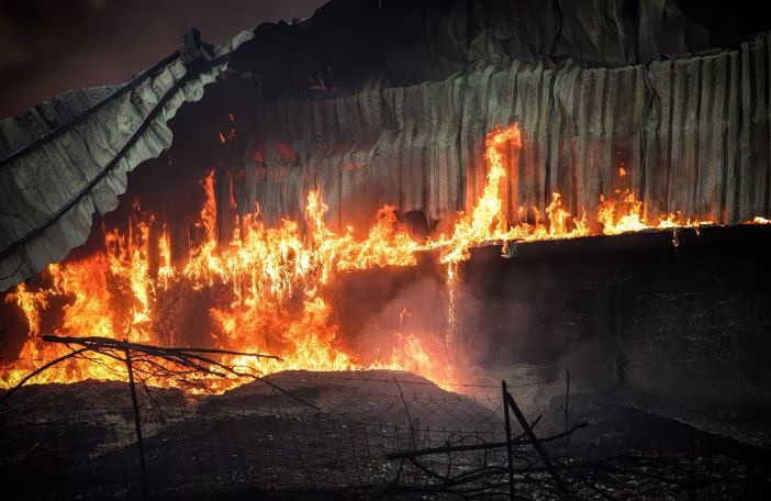 Ωραιόκαστρο: «Θάβουν» τη φωτιά για να περιορίσουν το τοξικό νέφος – Τρεις επιχειρήσεις κάηκαν ολοσχερώς