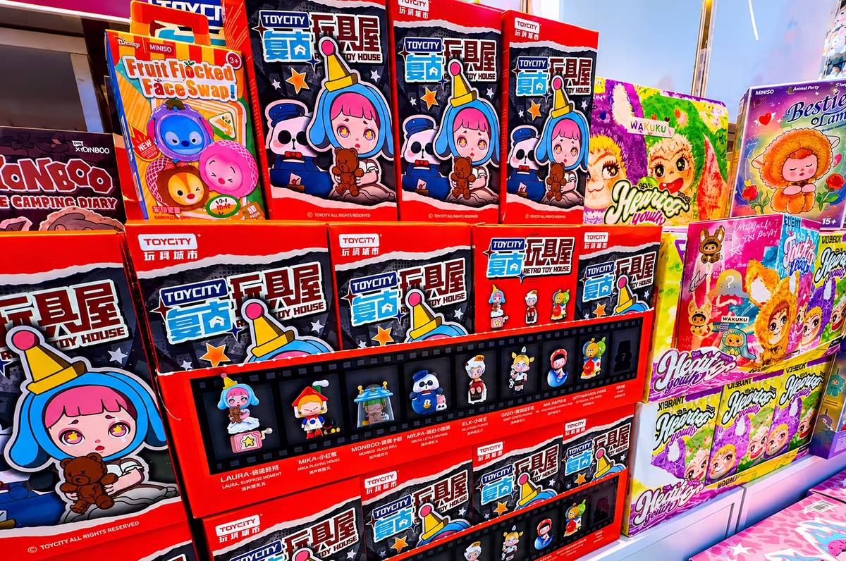 Blind boxes: Είναι τα «κουτιά-έκπληξη» αθώα παιχνίδια ή μήπως είναι τζόγος για παιδιά