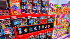 Blind boxes: Είναι τα «κουτιά-έκπληξη» αθώα παιχνίδια ή μήπως είναι τζόγος για παιδιά