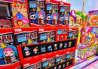 Blind boxes: Είναι τα «κουτιά-έκπληξη» αθώα παιχνίδια ή μήπως είναι τζόγος για παιδιά