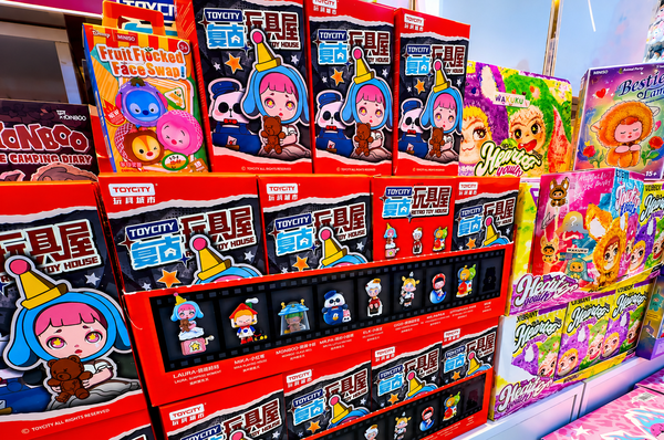 Blind boxes: Είναι τα «κουτιά-έκπληξη» αθώα παιχνίδια ή μήπως είναι τζόγος για παιδιά