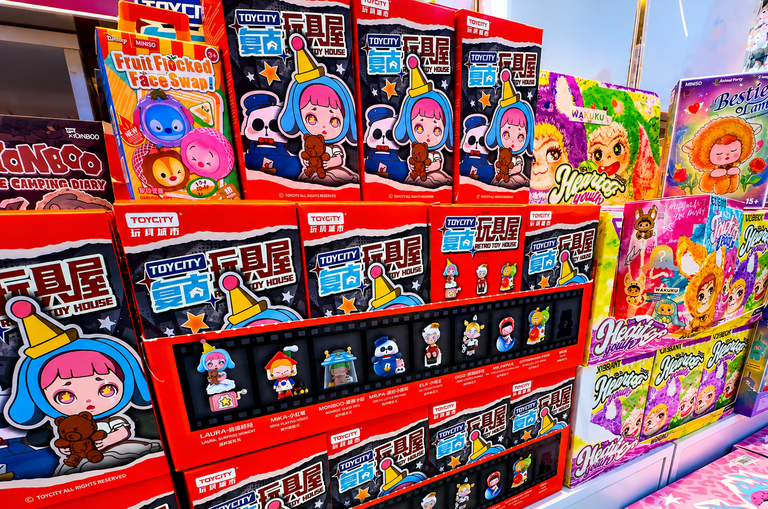 Blind boxes: Είναι τα «κουτιά-έκπληξη» αθώα παιχνίδια ή μήπως είναι τζόγος για παιδιά