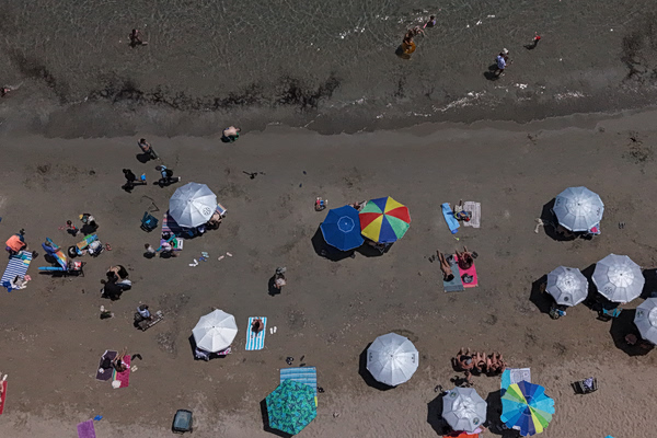 Greece Faces First Major Heatwave of the Year as Temperatures Approach 43°C