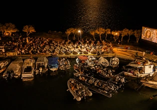 Float In Cinema: Η Αίγινα μετατρέπει τη θάλασσα σε θερινό σινεμά