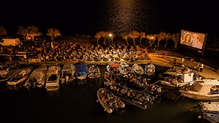 Float In Cinema: Η Αίγινα μετατρέπει τη θάλασσα σε θερινό σινεμά
