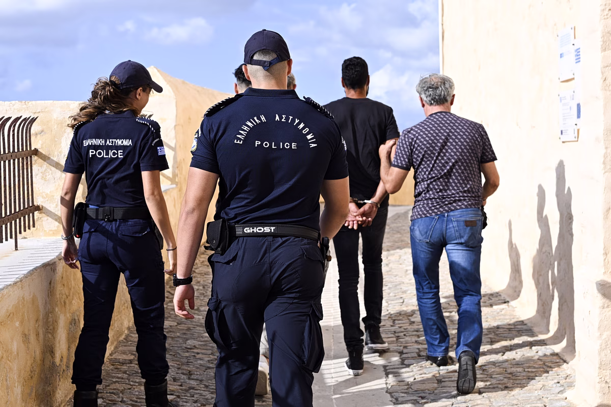 Σύρος: Καρέ-καρέ οι τελευταίες στιγμές της 42χρονης διασώστριας – Η μεταμφίεση και η στιγμή της επίθεσης