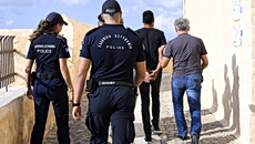 Σύρος: Καρέ-καρέ οι τελευταίες στιγμές της 42χρονης διασώστριας – Η μεταμφίεση και η στιγμή της επίθεσης