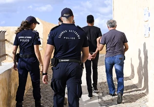Σύρος: Καρέ-καρέ οι τελευταίες στιγμές της 52χρονης διασώστριας – Η μεταμφίεση και η στιγμή της επίθεσης