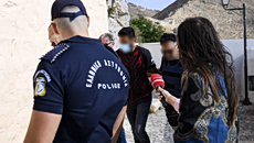 Σύρος: Ολοκληρώθηκε η αναπαράσταση στον τόπο της δολοφονίας της 42χρονης – Συνεχίζονται οι έρευνες για το κίνητρο
