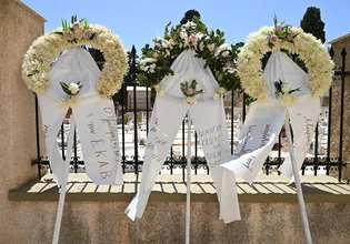 Σύρος: Τελευταίο «αντίο» στη διασώστρια – Νέα αυτοψία ζήτησε η ανακρίτρια, σε εξέλιξη η απολογία του ζευγαριού