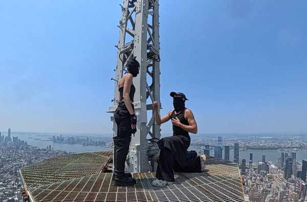 Empire State Building: Ζευγάρι από ντοκιμαντέρ του Netflix αρραβωνιάζεται στην κορυφή του ουρανοξύστη