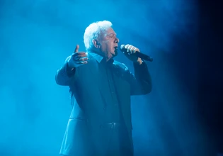 Μητσιάς: Απήγγειλε τον «Γιάννη τον φονιά» μετά το μπλόκο του γιου Χατζιδάκι – Αποδοκιμασίες στο Δίον