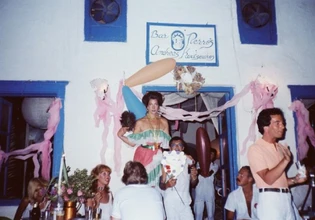 «Super Paradise» – Η ιστορία της Μυκόνου σε μια νέα κινηματογραφική προβολή στην Αθήνα