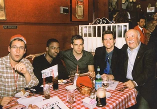 Πώς είναι να μεγαλώνεις στο πιο διάσημο εστιατόριο του Χόλιγουντ δίπλα στον Μπαράκ Ομπάμα και τον Μπραντ Πιτ