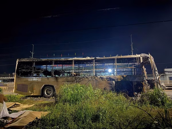 Λεωφορείο τυλίχτηκε στις φλόγες στο Βιετνάμ – Τουλάχιστον 7 νεκροί