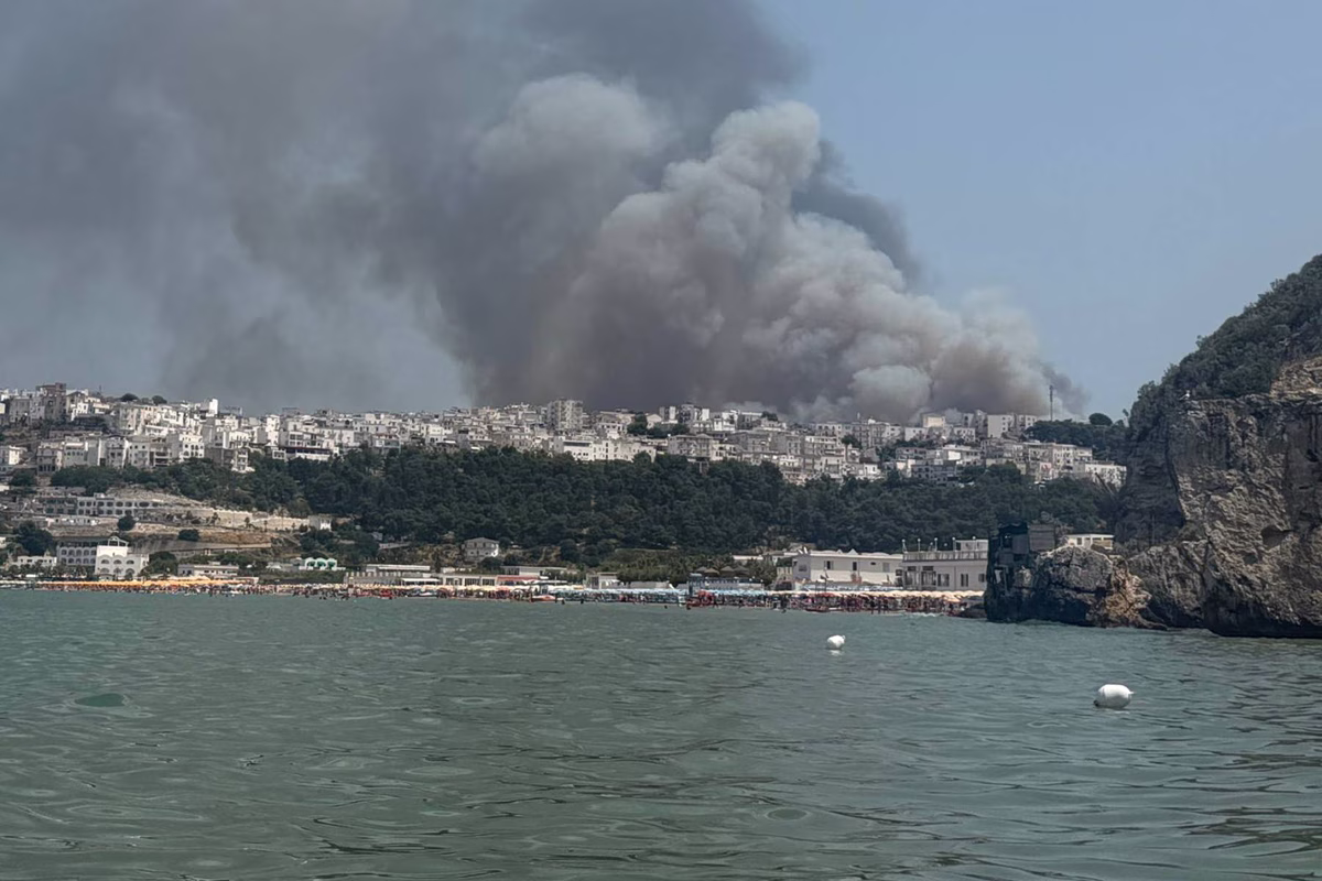 Μεγάλη πυρκαγιά στην Ιταλία – Η ακτοφυλακή στην Απουλία εκκενώνει την περιοχή από τουρίστες διά θαλάσσης