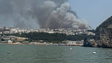 Μεγάλη πυρκαγιά στην Ιταλία – Η ακτοφυλακή στην Απουλία εκκενώνει την περιοχή από τουρίστες διά θαλάσσης