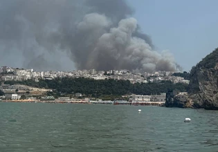 Μεγάλη πυρκαγιά στην Ιταλία – Η ακτοφυλακή στην Απουλία εκκενώνει την περιοχή από τουρίστες διά θαλάσσης