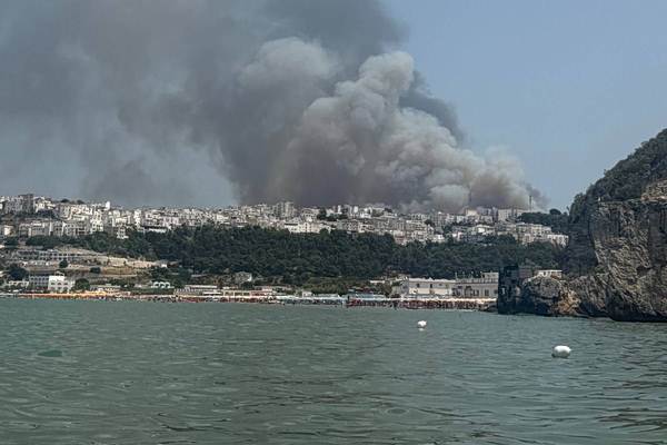 Μεγάλη πυρκαγιά στην Ιταλία – Η ακτοφυλακή στην Απουλία εκκενώνει την περιοχή από τουρίστες διά θαλάσσης