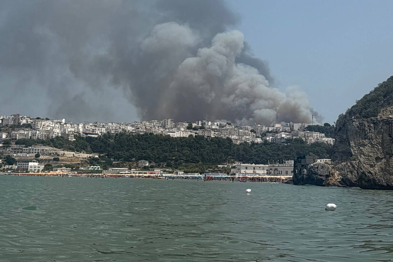 Μεγάλη πυρκαγιά στην Ιταλία - Η ακτοφυλακή στην Απουλία εκκενώνει την περιοχή από τουρίστες διά θαλάσσης