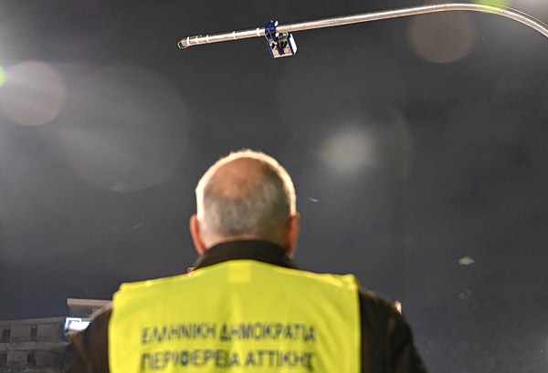 Η Περιφέρεια Αττικής ολοκλήρωσε την εγκατάσταση και των 388 καμερών παραβίασης ερυθρού σηματοδότη