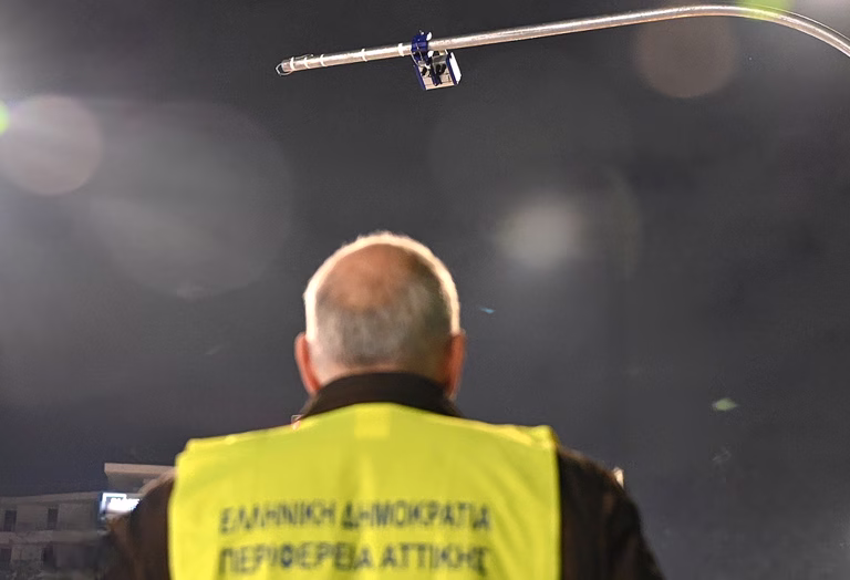 Η Περιφέρεια Αττικής ολοκλήρωσε την εγκατάσταση και των 388 καμερών παραβίασης ερυθρού σηματοδότη