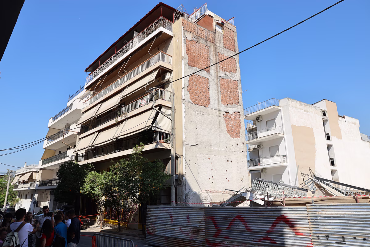 «Πάνω από 15 μέρες είχε πάρει κλίση η πολυκατοικία» – Οι προειδοποιήσεις ενοίκων και οι απαντήσεις των υπευθύνων