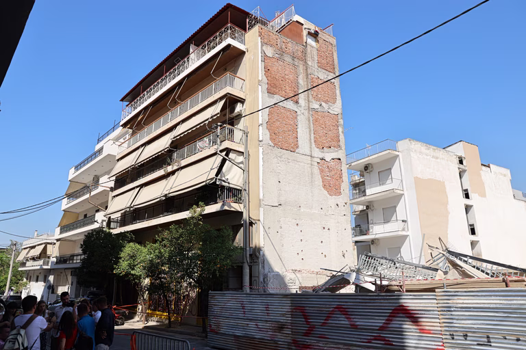 «Πάνω από 15 μέρες είχε πάρει κλίση η πολυκατοικία» – Οι προειδοποιήσεις ενοίκων και οι απαντήσεις των υπευθύνων