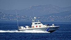 Απίστευτο σκηνικό στην Ελαφόνησο: Πλοίο άνοιξε τον καταπέλτη εν πλω και άνδρας κολύμπησε για να επιβιβαστεί