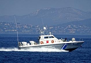 Απίστευτο σκηνικό στην Ελαφόνησο: Πλοίο άνοιξε καταπέλτη εν πλω και άνδρας κολύμπησε για να επιβιβαστεί