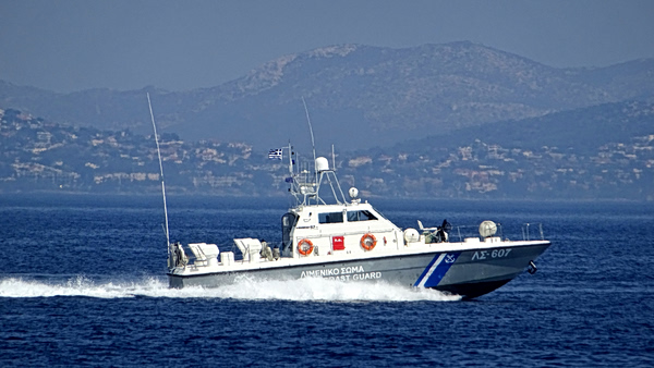 Απίστευτο σκηνικό στην Ελαφόνησο: Πλοίο άνοιξε τον καταπέλτη εν πλω και άνδρας κολύμπησε για να επιβιβαστεί
