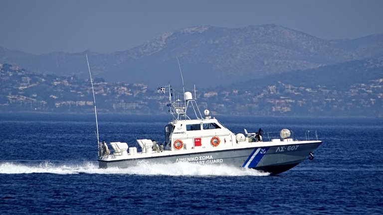 Απίστευτο σκηνικό στην Ελαφόνησο: Πλοίο άνοιξε τον καταπέλτη εν πλω και άνδρας κολύμπησε για να επιβιβαστεί