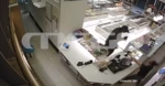 Νίκαια: Σοκαριστικό βίντεο από ληστεία σε ζαχαροπλαστείο – Υπάλληλος κυνήγησε τον δράστη με σφουγγαρίστρα
