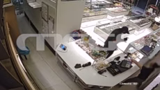Νίκαια: Σοκαριστικό βίντεο από ληστεία σε ζαχαροπλαστείο – Υπάλληλος κυνήγησε τον δράστη με σφουγγαρίστρα