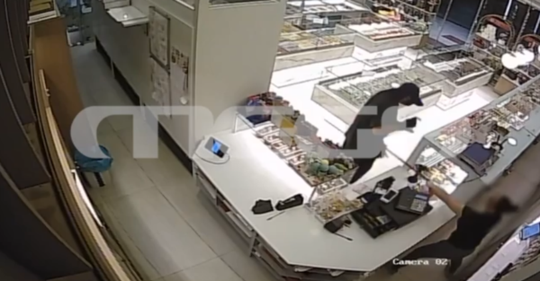 Νίκαια: Σοκαριστικό βίντεο από ληστεία σε ζαχαροπλαστείο – Υπάλληλος κυνήγησε τον δράστη με σφουγγαρίστρα