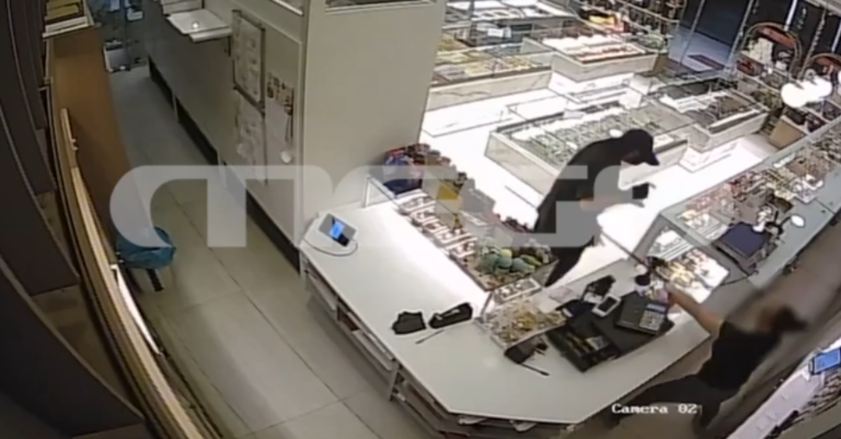 Νίκαια: Σοκαριστικό βίντεο από ληστεία σε ζαχαροπλαστείο - Υπάλληλος κυνήγησε τον δράστη με σφουγγαρίστρα