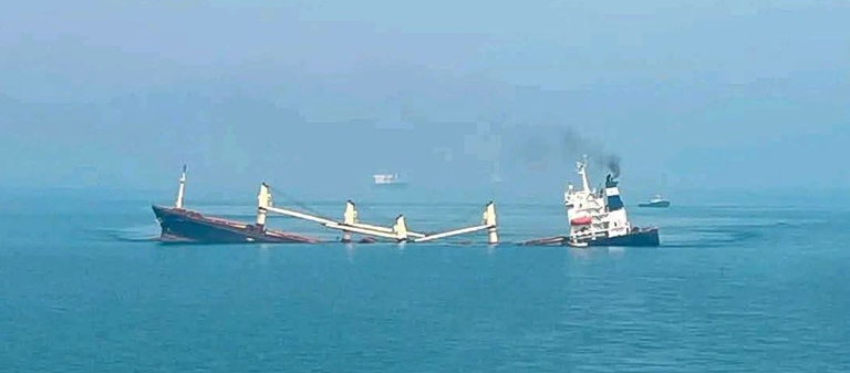 Αναφορές για βύθιση φορτηγού πλοίου χύδην φορτίου στο Μπάνταρ Αμπάς του Ορμούζ [βίντεο]