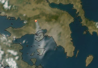 METEO: Στην Αίγινα έφτασε σε λίγες ώρες ο καπνός από τη μεγάλη φωτιά στην Οινόη