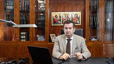 Οργή για τις δηλώσεις του δημάρχου Άργους που υπερασπίζεται τους αστυνομικούς που πυροβόλησαν τον 20χρονο και κατηγορεί τη μητέρα του