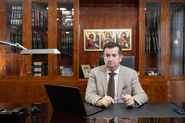 Οργή για τις δηλώσεις του δημάρχου Άργους που υπερασπίζεται τους αστυνομικούς που πυροβόλησαν τον 20χρονο και κατηγορεί τη μητέρα του