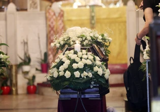 Σε κλίμα συγκίνησης το τελευταίο «αντίο» στη Μαίρη Λίντα