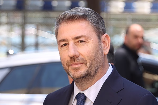 Ο Νίκος Ανδρουλάκης δοκιμάζεται σε ποδοσφαιρικό challenge μνήμης – Νέο βίντεο στο TikTok