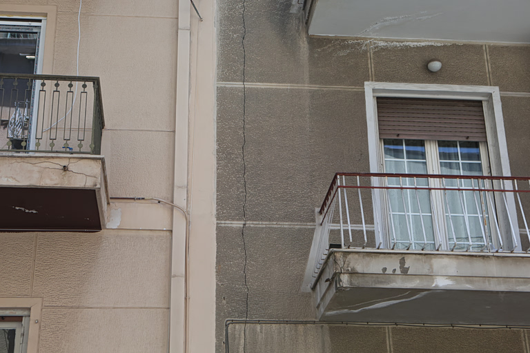 Ρωγμές σε σπίτια στην Κυψέλη: Γνώριζαν το πρόβλημα από τον Μάρτιο