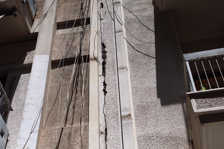 Κυψέλη: Οι ρωγμές του τρόμου, η άρνηση των κατοίκων για μερεμέτια και οι απαιτήσεις για ασφάλεια