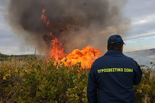 Σε αυξημένη επιφυλακή η Πυροσβεστική την Κυριακή – Υψηλός κίνδυνος πυρκαγιάς σε 14 περιοχές