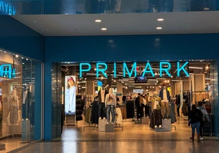 Primark: Μειώνει τις τιμές για να απαντήσει σε Shein και Temu
