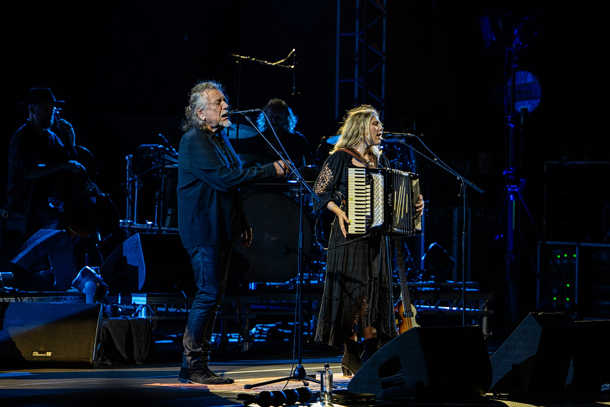 Η φωνή των Led Zeppelin μάγεψε το Sani Festival: Sold out η συναυλία του Ρόμπερτ Πλαντ