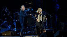 Η φωνή των Led Zeppelin μάγεψε το Sani Festival: Sold out η συναυλία του Ρόμπερτ Πλαντ