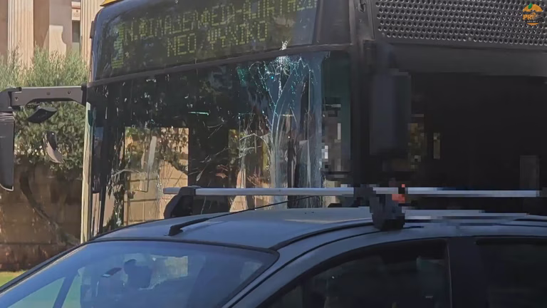 Βίντεο-ντοκουμέντο από τη στιγμή της σύγκρουσης του λεωφορείου με το τρόλεϊ στην Πανεπιστημίου